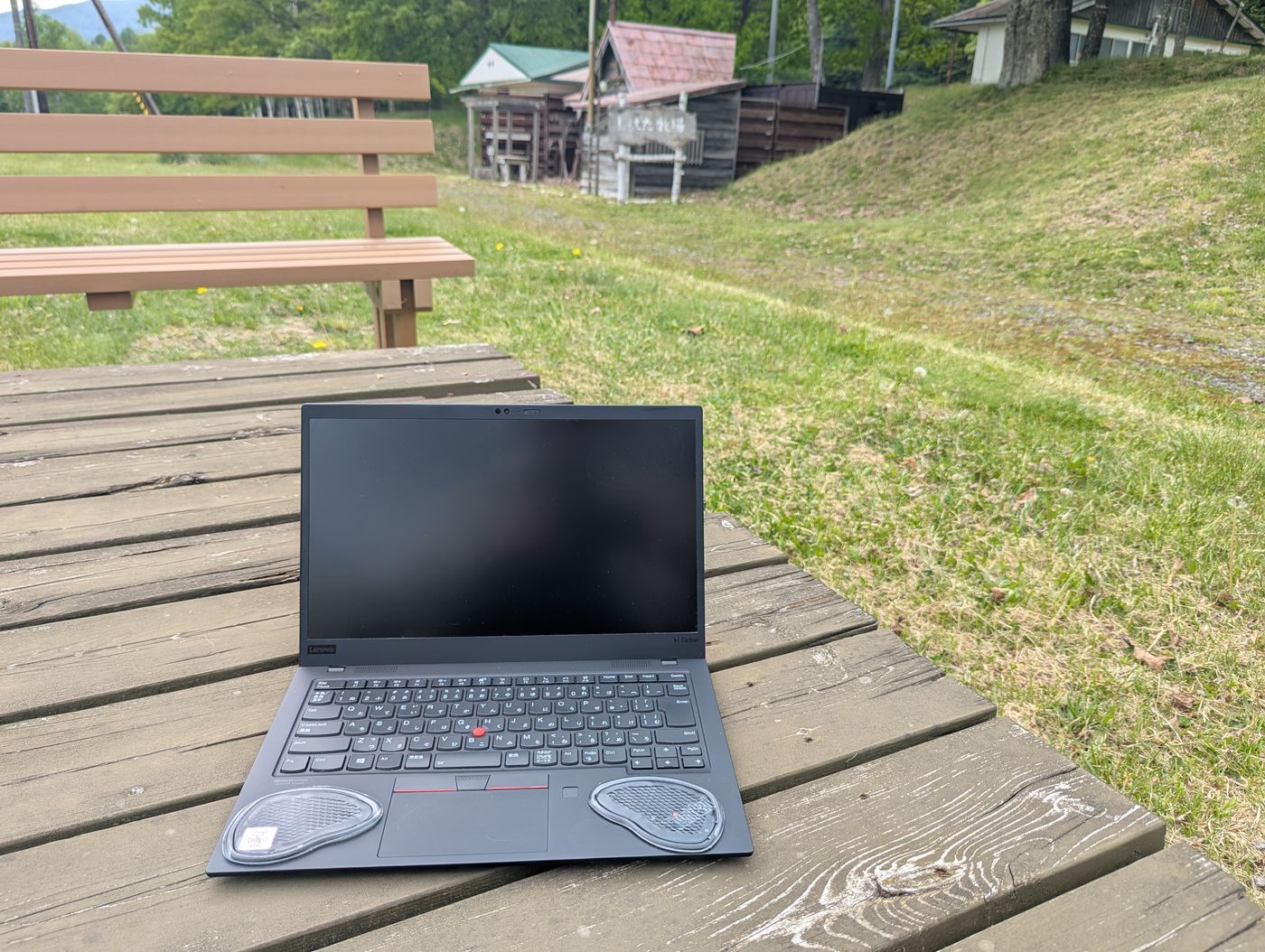 高原で仕事をする。ノートパソコンを開けて仕事をする。