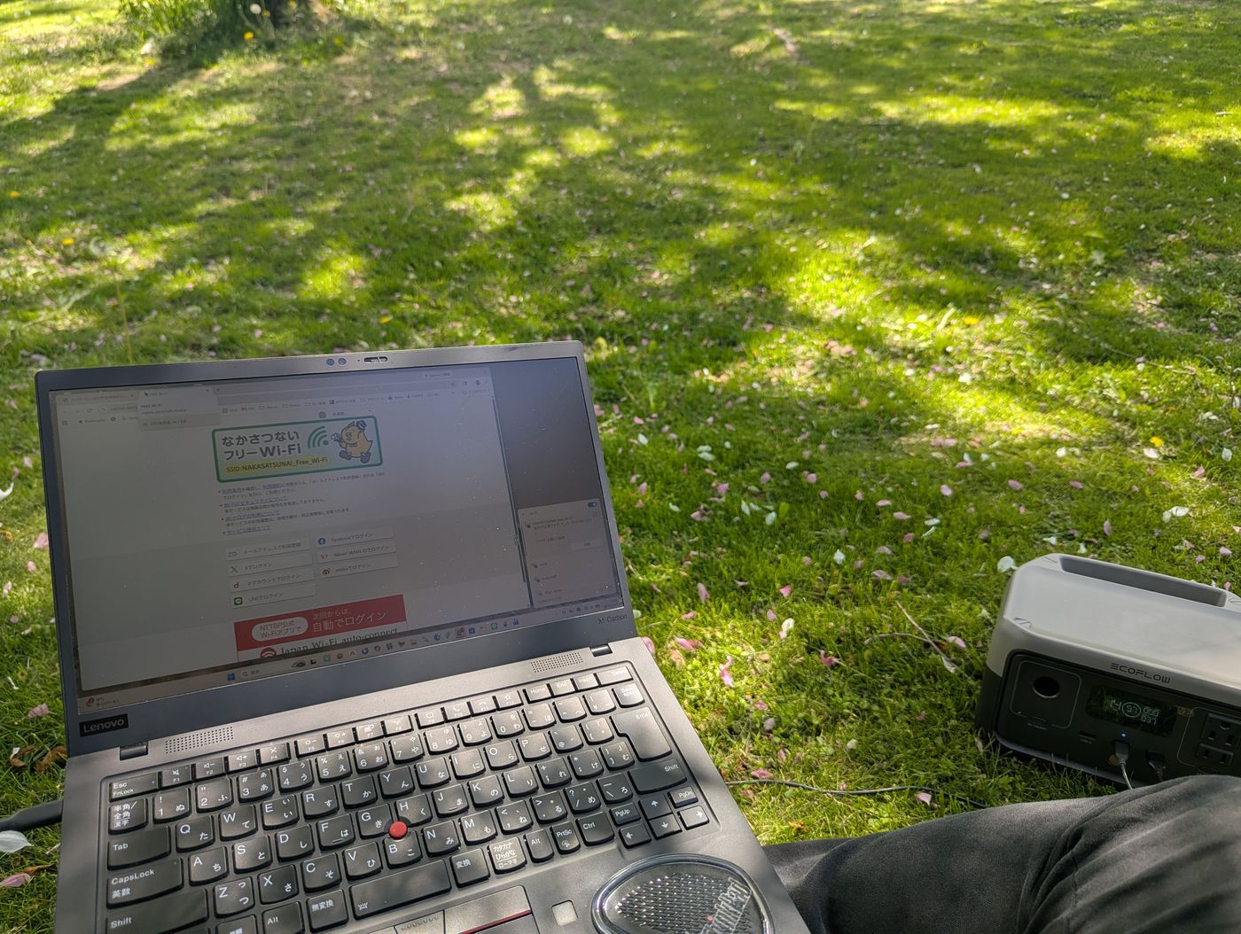 道の駅なかさつないの芝生広場で、フリーWi-Fiに接続したノートPCとポータブル電源を使ってノマドワークしている様子。