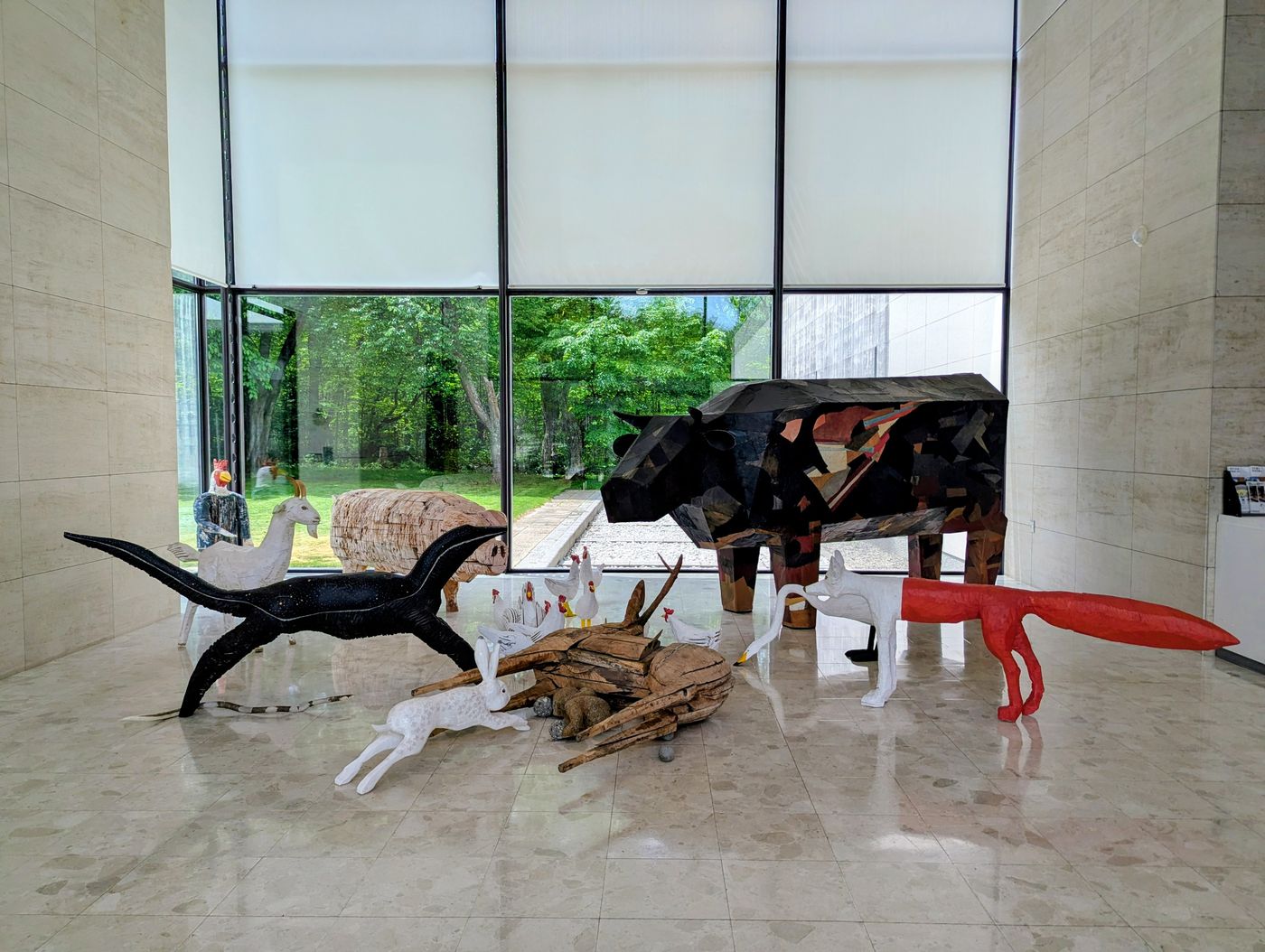帯広美術館入口のロビーのオブジェ